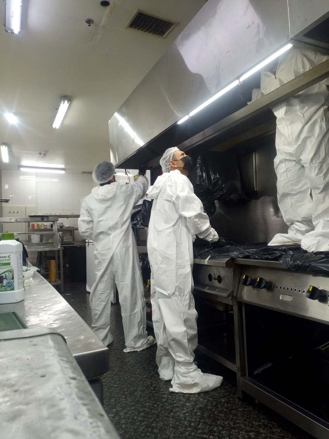 Equipo ECOCINAS trabajando en la limpieza de una campana de cocina profesional