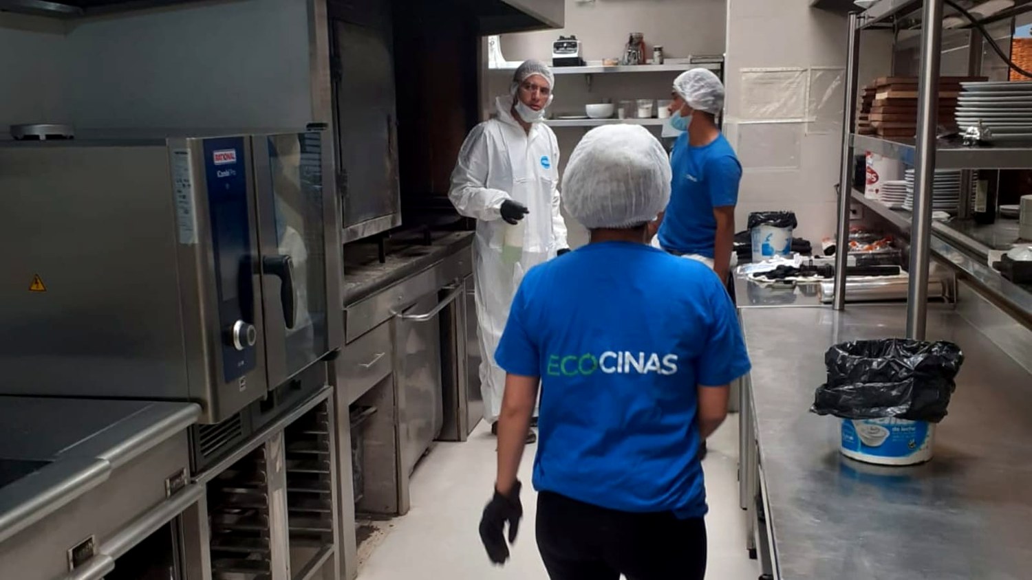 Equipo de ECOCINAS con indumentaria identificatoria de la empresa
