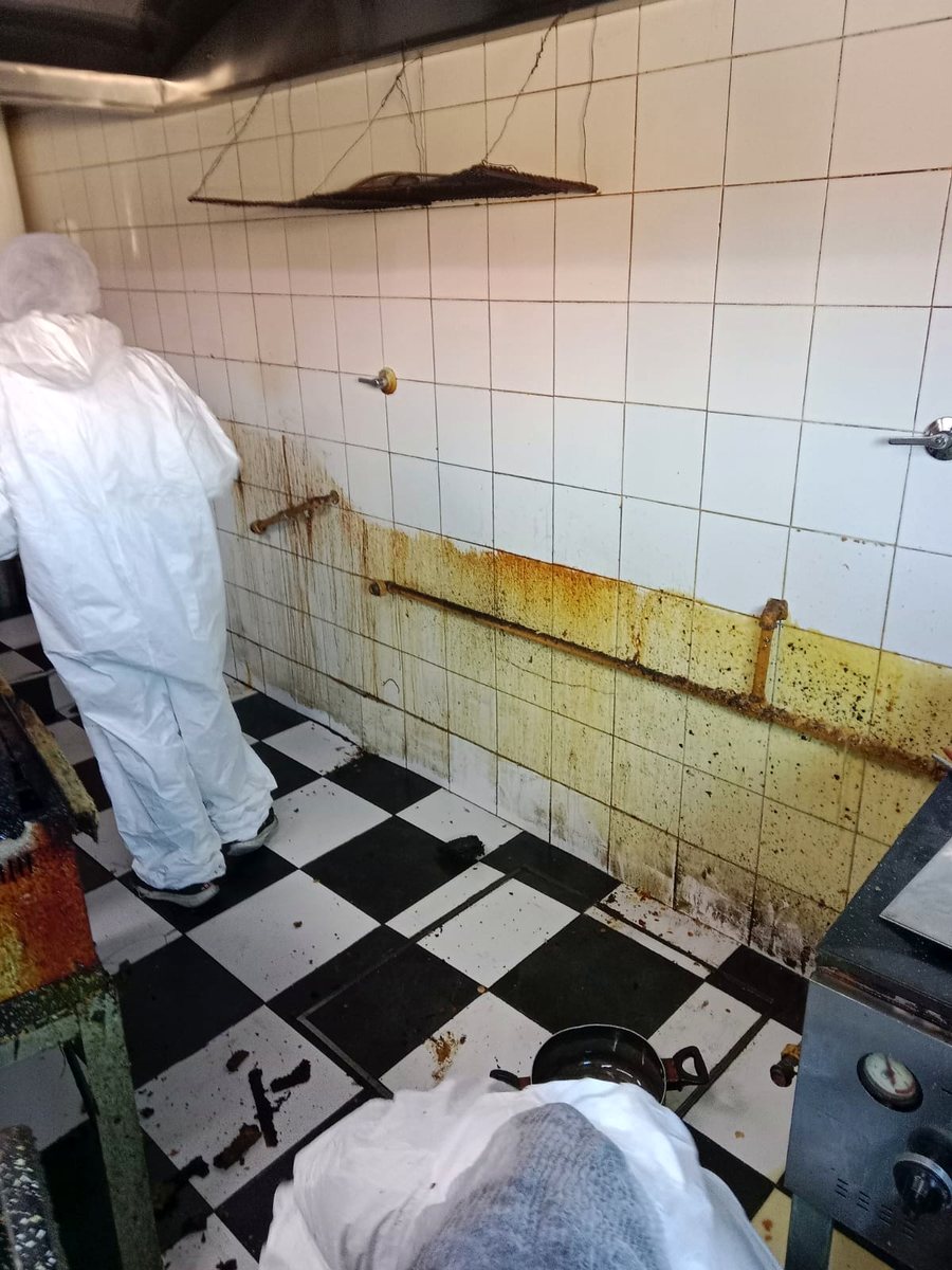 Sector de cocina con suciedad acumulada que puede requerir limpieza profunda