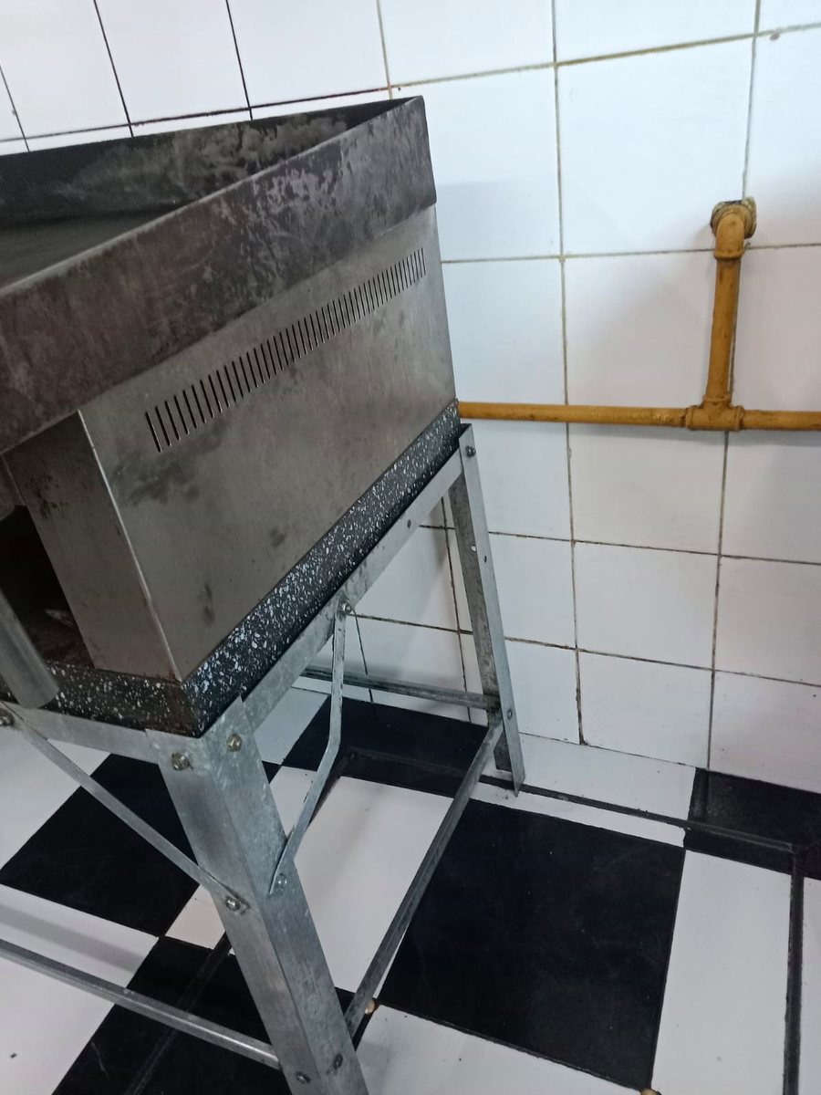 Equipo de cocina y sector de piso con suciedad visible antes de una intervención
