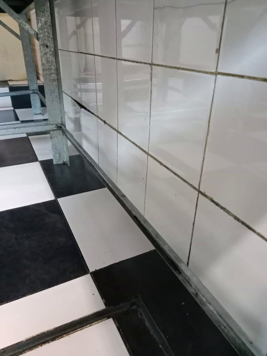 Sector de piso y pared de una cocina profesional para evaluación de limpieza